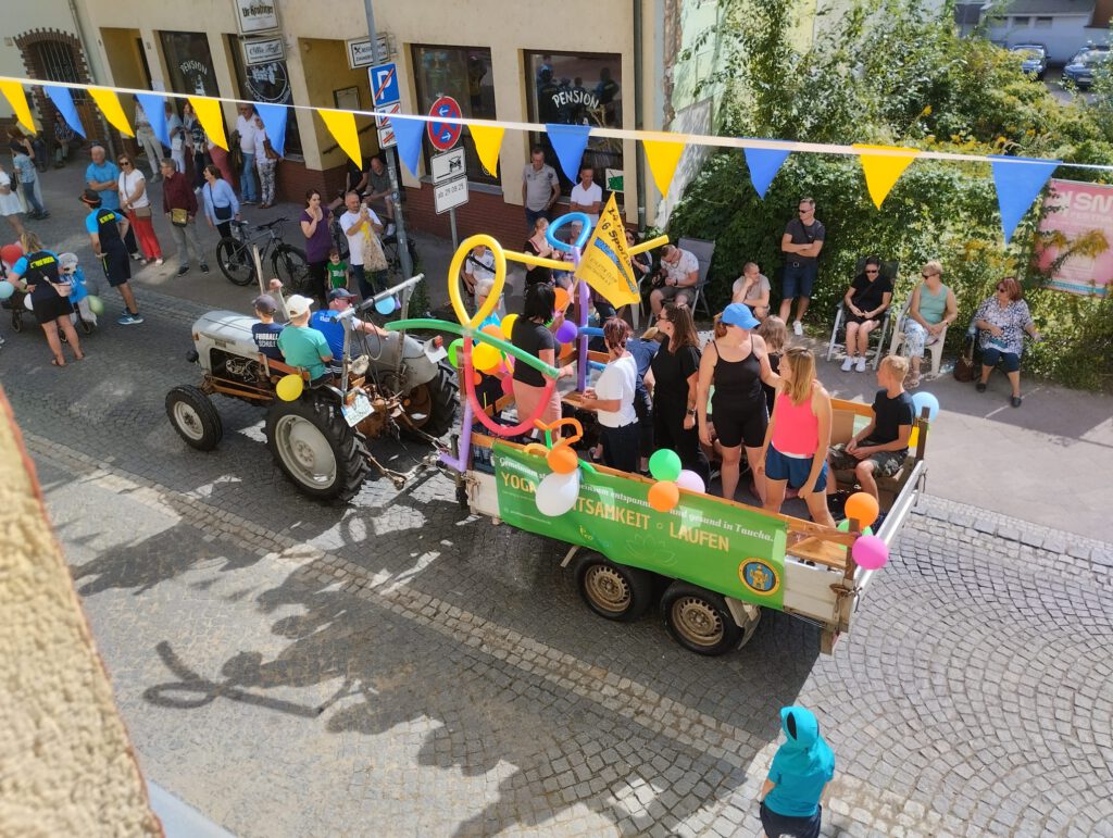 Die Yogagruppe auf dem Tauchscher Festumzug